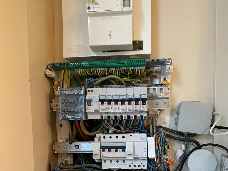 Dépannage électrique par un électricien à Paris